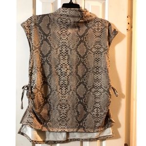 NY&CO Snakeskin Sleeveless Top; Size: M